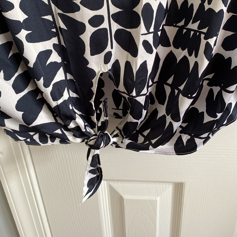 Chico's Foliage Print Tie Front Blouse Size 1 (Women's Size 8) Navy & White - Picture 6 of 8